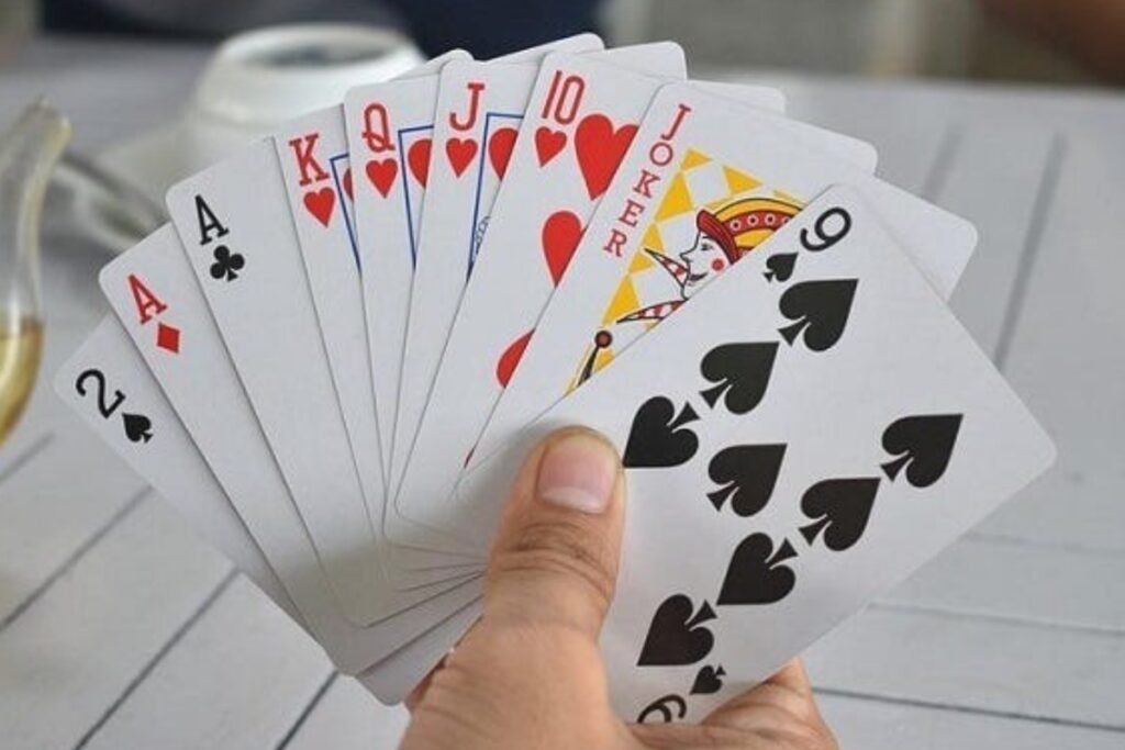 To play garbage rummy, the game requires preferably one deck of cards for two players, two decks for three to four players, or at least three decks for five or more players.